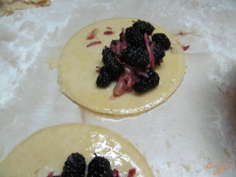 Фото приготовление рецепта: Пирожки на песочном тесте с шелковицей шаг №8