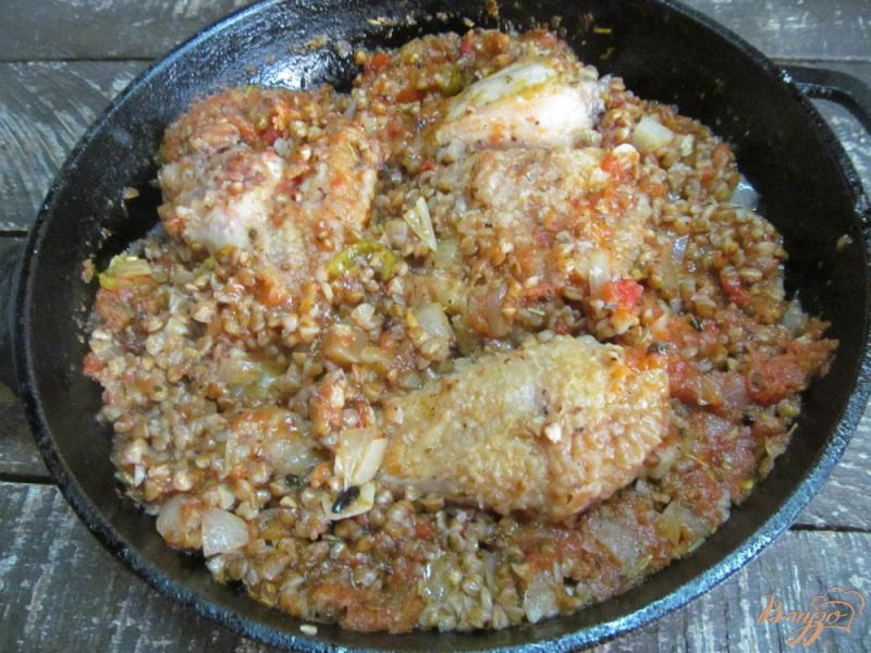 Фото приготовление рецепта: Курица с гречкой и помидором шаг №6