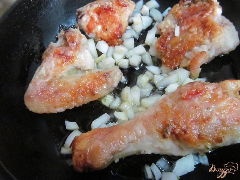 Фото приготовление рецепта: Курица с гречкой и помидором шаг №2