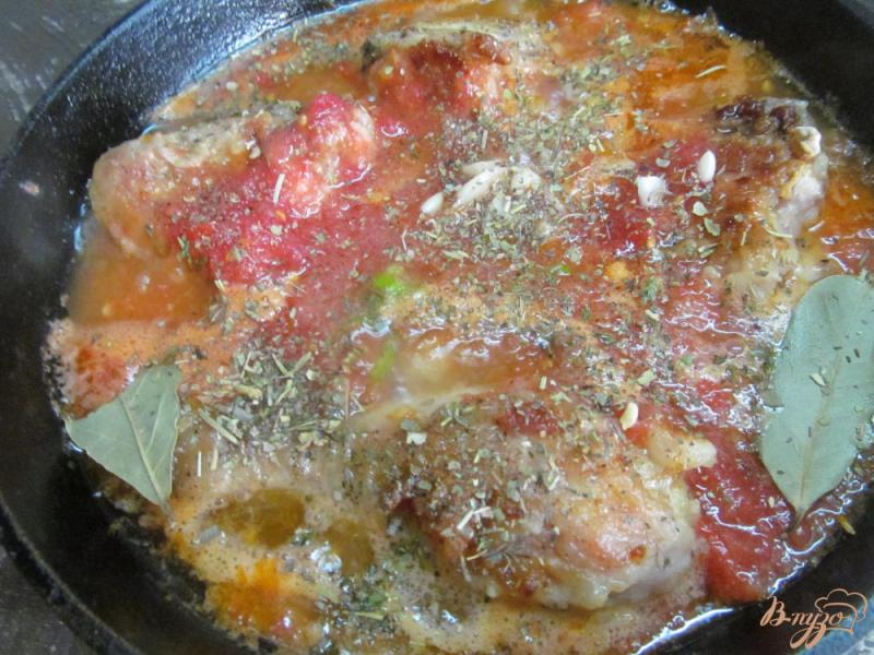 Фото приготовление рецепта: Курица с гречкой и помидором шаг №4