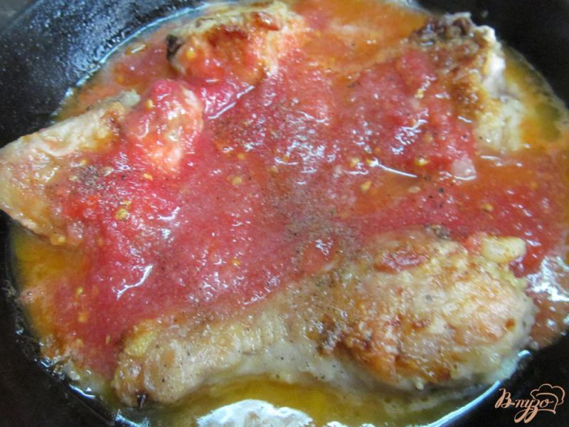 Фото приготовление рецепта: Курица с гречкой и помидором шаг №3