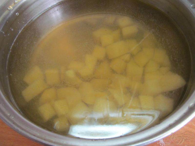 Фото приготовление рецепта: Овощной суп с грибами и перловкой на бульоне из почек шаг №3