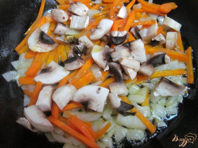 Фото приготовление рецепта: Овощной суп с грибами и перловкой на бульоне из почек шаг №5