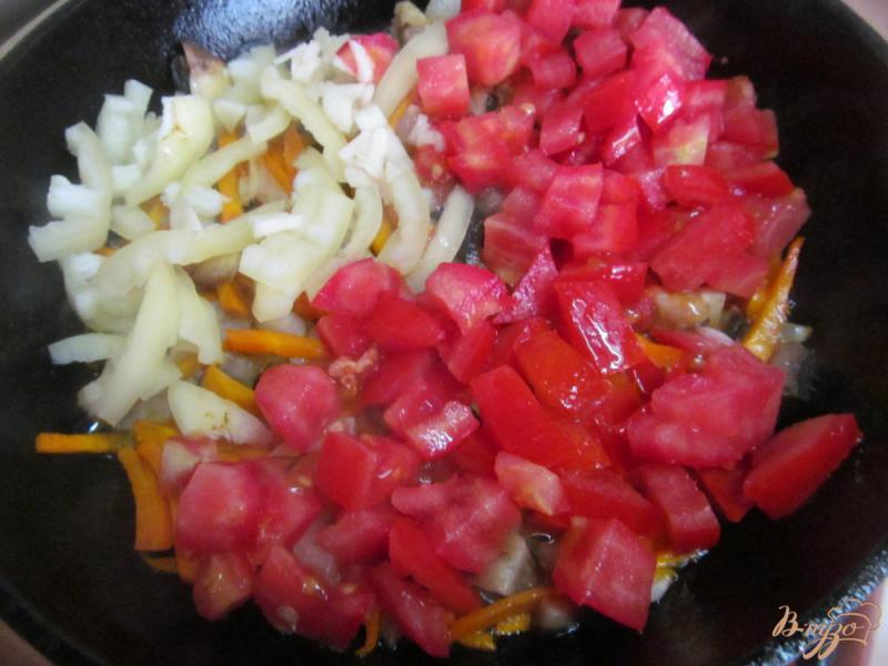 Фото приготовление рецепта: Овощной суп с грибами и перловкой на бульоне из почек шаг №6