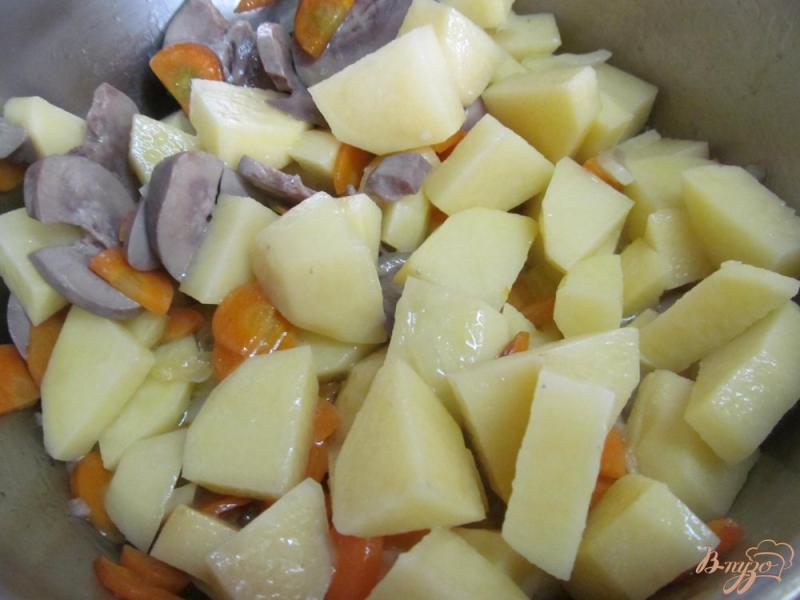 Фото приготовление рецепта: Тушеный картофель с почками в сметанном соусе шаг №3