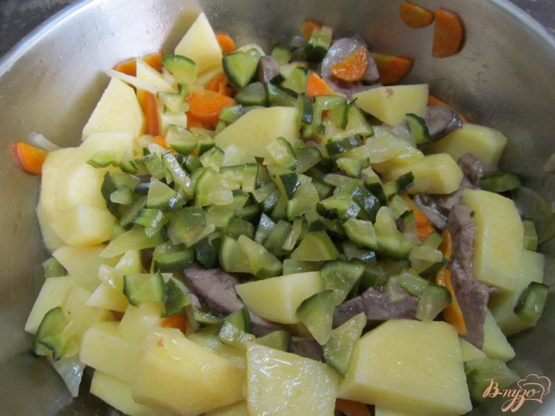 Фото приготовление рецепта: Тушеный картофель с почками в сметанном соусе шаг №4