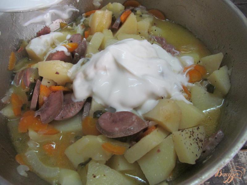 Фото приготовление рецепта: Тушеный картофель с почками в сметанном соусе шаг №6