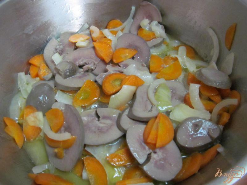 Фото приготовление рецепта: Тушеный картофель с почками в сметанном соусе шаг №2