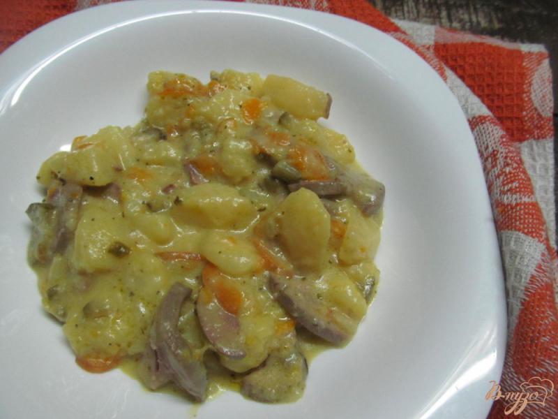 Фото приготовление рецепта: Тушеный картофель с почками в сметанном соусе шаг №7
