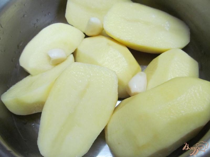 Фото приготовление рецепта: Картофельное пюре с подливой из грибов шаг №1