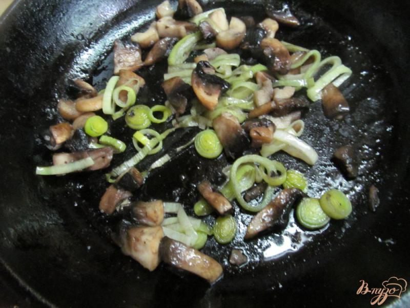 Фото приготовление рецепта: Картофельное пюре с подливой из грибов шаг №3