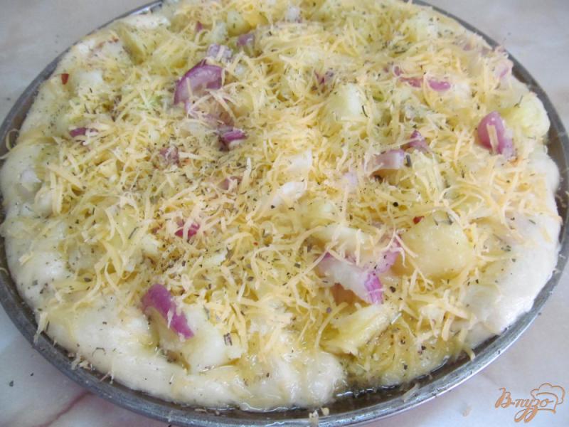 Фото приготовление рецепта: Фокачча с картофелем и луком шаг №7