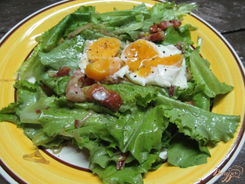 Фото приготовление рецепта: Салат со шкварками и яйцом шаг №8