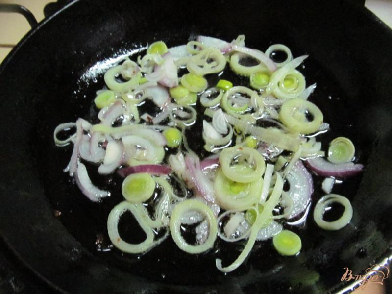 Фото приготовление рецепта: Салат со шкварками и яйцом шаг №5