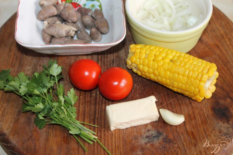 Фото приготовление рецепта: Салат с молодой кукурузой, сыром и отварными сердечками шаг №1
