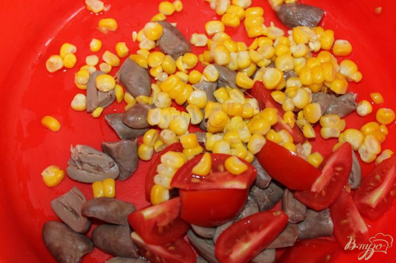 Фото приготовление рецепта: Салат с молодой кукурузой, сыром и отварными сердечками шаг №3