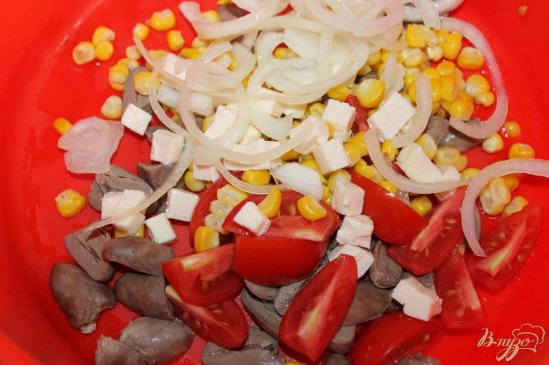 Фото приготовление рецепта: Салат с молодой кукурузой, сыром и отварными сердечками шаг №4