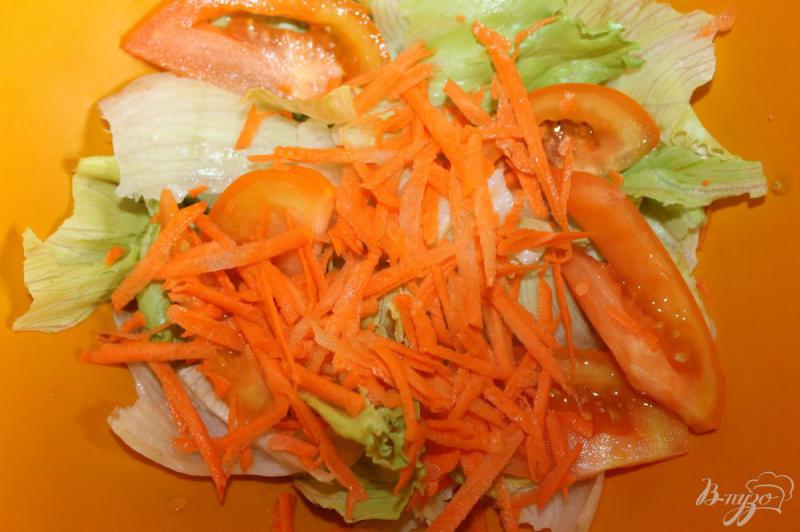 Фото приготовление рецепта: Куриный салат с сыром и морковкой шаг №5
