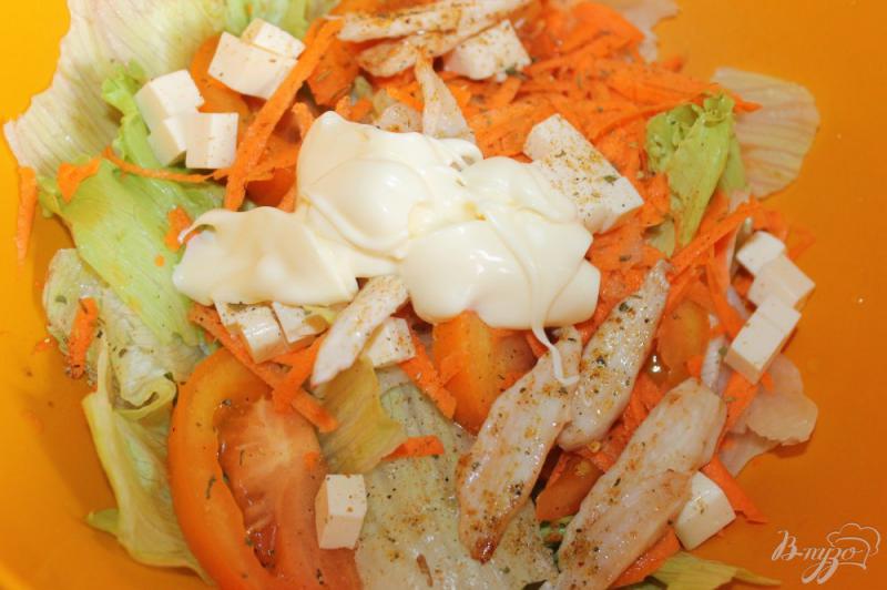 Фото приготовление рецепта: Куриный салат с сыром и морковкой шаг №7