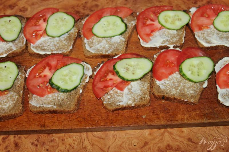 Фото приготовление рецепта: Холодные бутерброды с овощами и печенью трески к ужину шаг №3