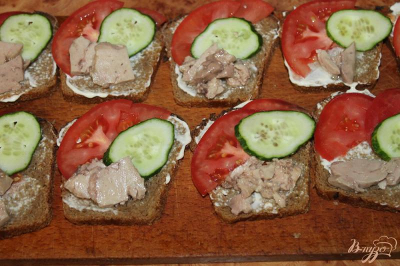Фото приготовление рецепта: Холодные бутерброды с овощами и печенью трески к ужину шаг №4