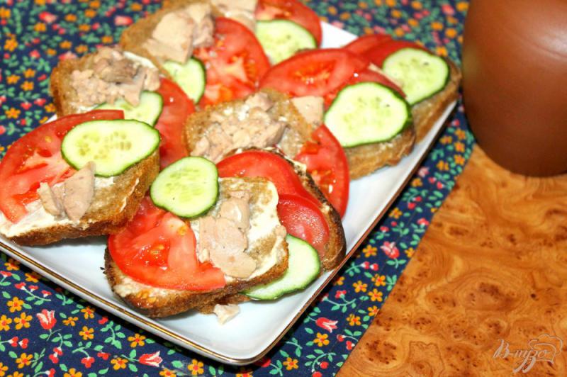 Фото приготовление рецепта: Холодные бутерброды с овощами и печенью трески к ужину шаг №5