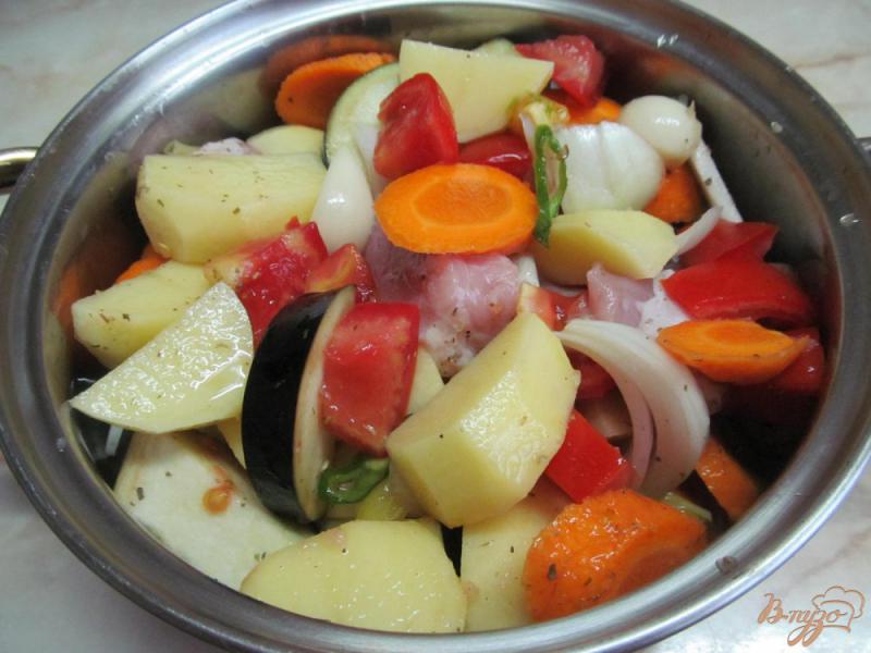 Фото приготовление рецепта: Гювеч со свининой и овощами шаг №6