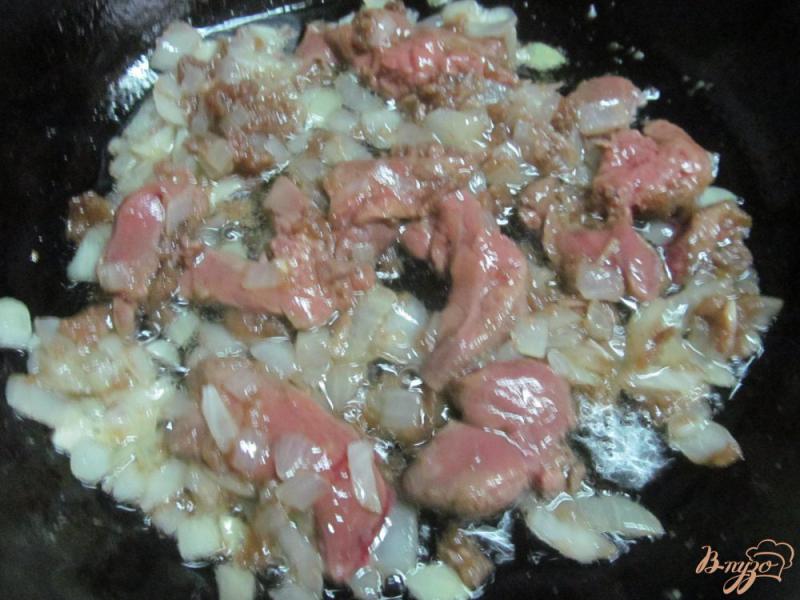 Фото приготовление рецепта: Куриная печень в пикантном соусе шаг №4