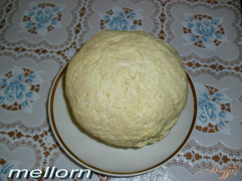 Фото приготовление рецепта: Сырный пирог с фасолью и беконом шаг №1
