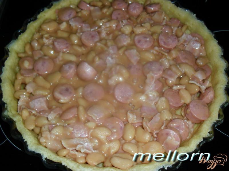 Фото приготовление рецепта: Сырный пирог с фасолью и беконом шаг №5