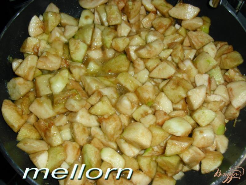 Фото приготовление рецепта: Пирог яблочный sour cream apple pie шаг №2