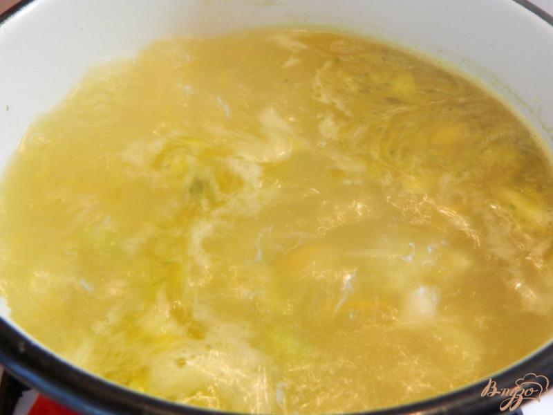 Фото приготовление рецепта: Легкий суп с вермишелью и зеленью шаг №4