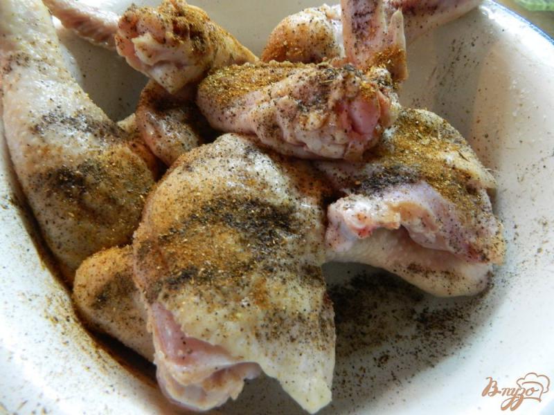 Фото приготовление рецепта: Жаренные куриные крылья и окорочка шаг №2
