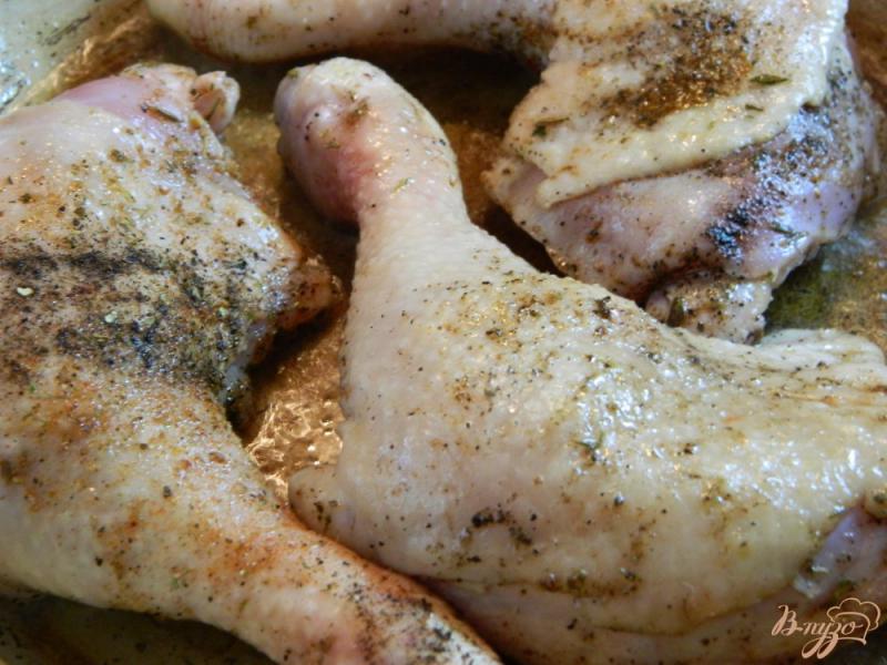 Фото приготовление рецепта: Жаренные куриные крылья и окорочка шаг №3