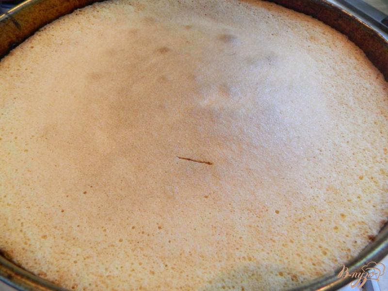 Фото приготовление рецепта: Бисквитный торт с йогуртовой прослойкой шаг №4