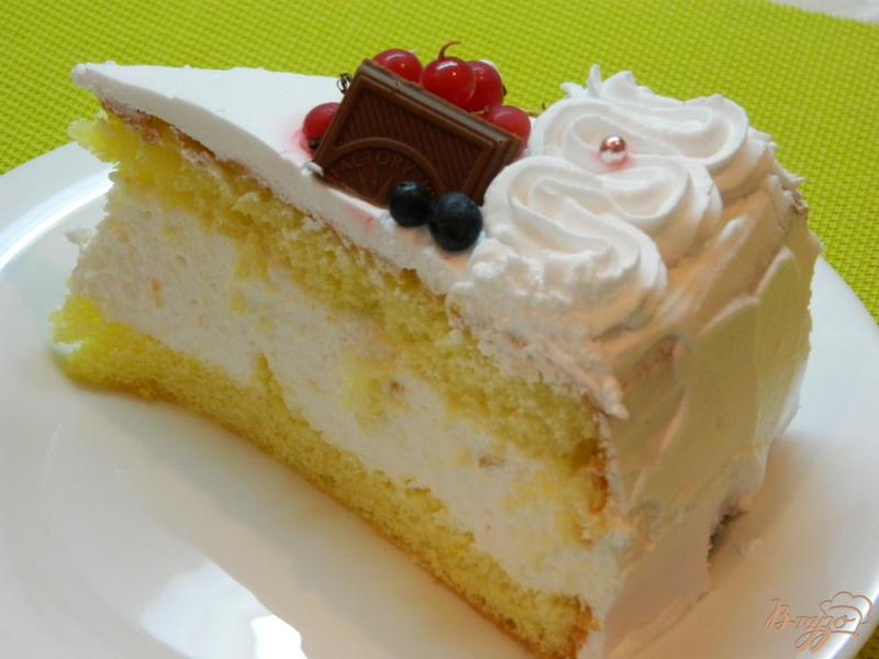 Фото приготовление рецепта: Бисквитный торт с йогуртовой прослойкой шаг №13