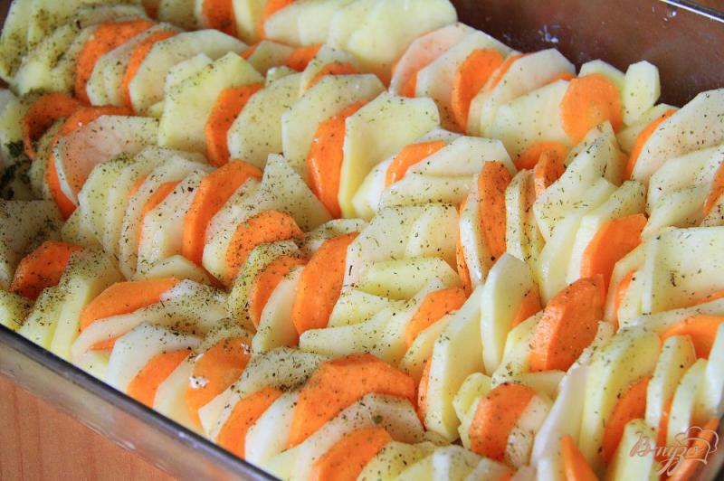 Фото приготовление рецепта: Картофельная запеканка с морковью шаг №4
