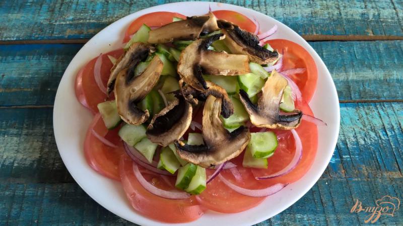 Фото приготовление рецепта: Слоеный салат с грибами и овощами шаг №4