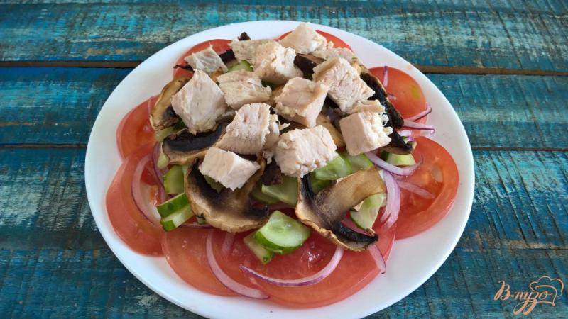Фото приготовление рецепта: Слоеный салат с грибами и овощами шаг №5