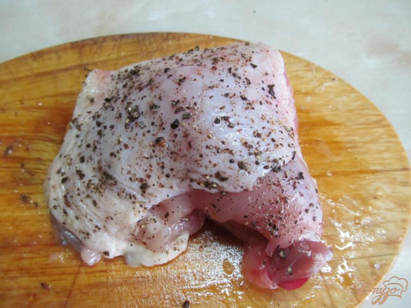 Фото приготовление рецепта: Куриные бедра с томатами и оливками шаг №1