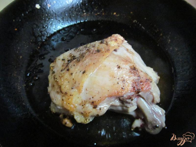 Фото приготовление рецепта: Куриные бедра с томатами и оливками шаг №2