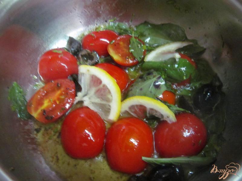 Фото приготовление рецепта: Куриные бедра с томатами и оливками шаг №4