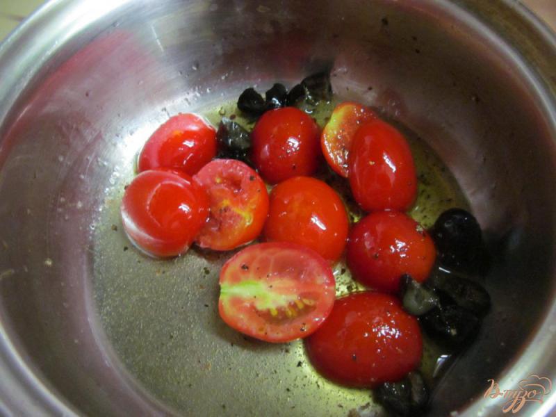 Фото приготовление рецепта: Куриные бедра с томатами и оливками шаг №3