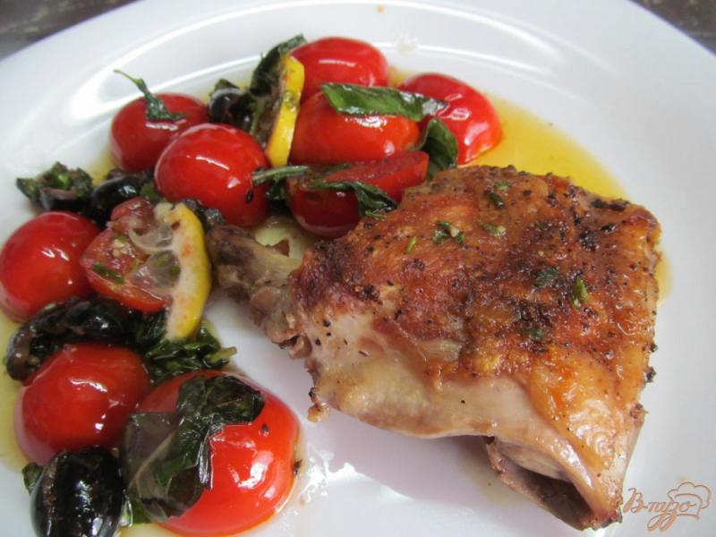 Фото приготовление рецепта: Куриные бедра с томатами и оливками шаг №5