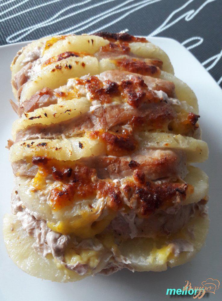 Фото приготовление рецепта: Свинина «гармошка» с ананасом и сыром шаг №4