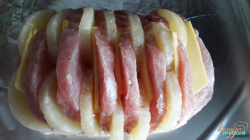 Фото приготовление рецепта: Свинина «гармошка» с ананасом и сыром шаг №2