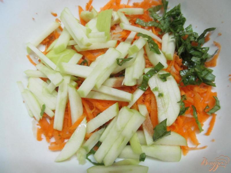 Фото приготовление рецепта: Салат из моркови с яблоком под соусом терияки шаг №2