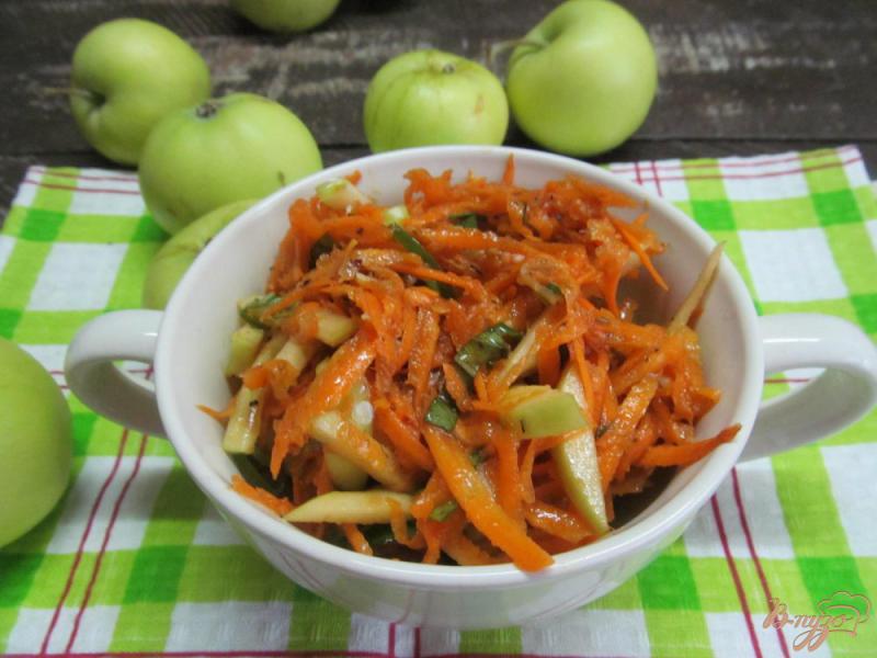 Фото приготовление рецепта: Салат из моркови с яблоком под соусом терияки шаг №5