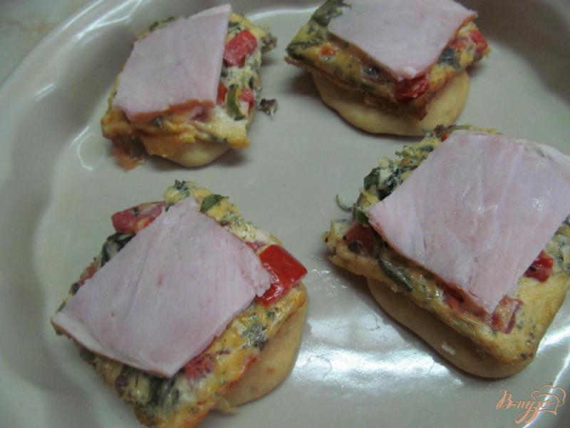 Фото приготовление рецепта: Бутерброды с яйцом и сыром шаг №8