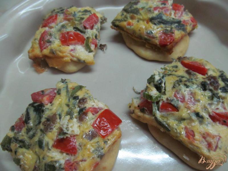 Фото приготовление рецепта: Бутерброды с яйцом и сыром шаг №7